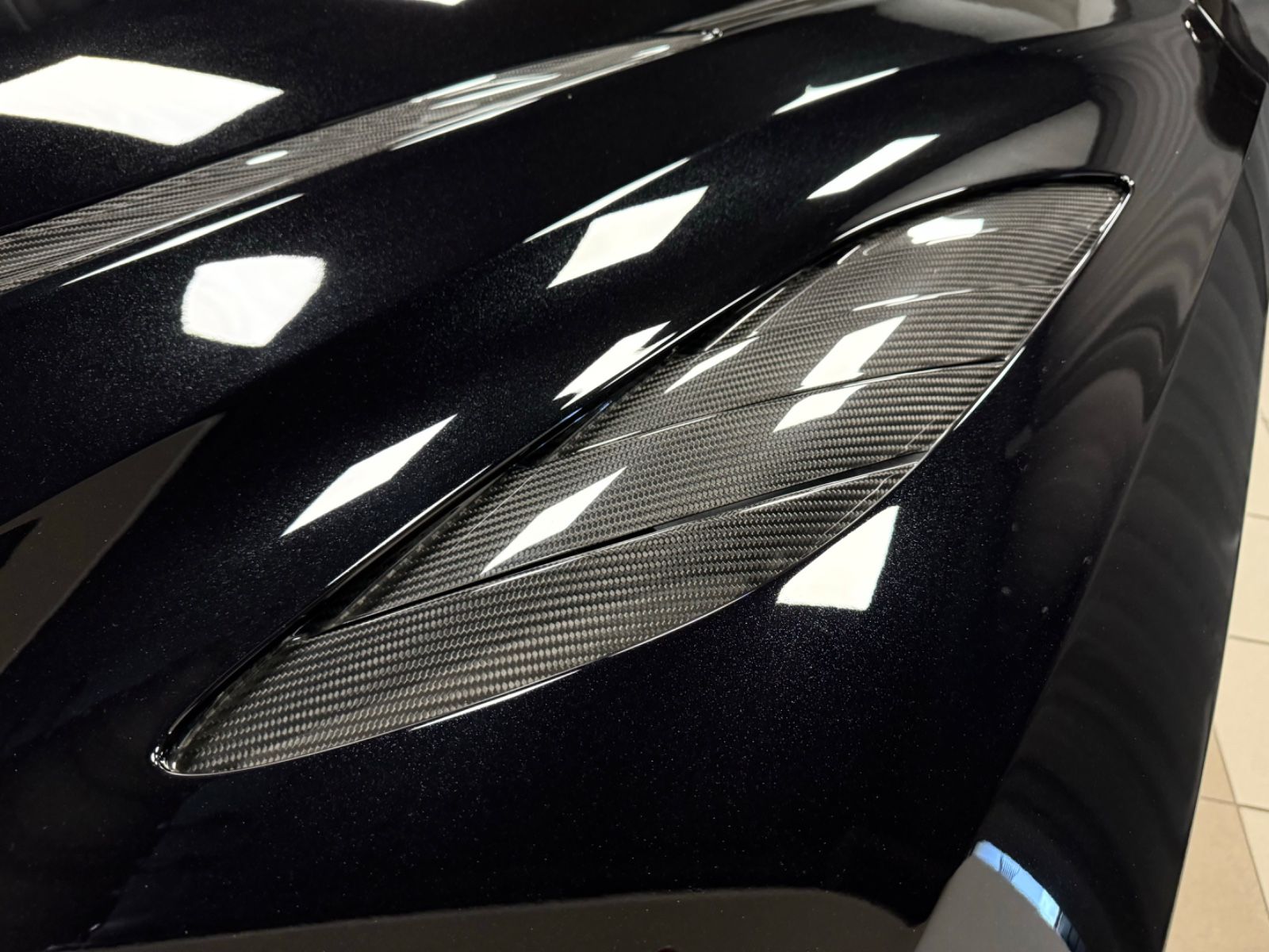 ASTON MARTIN DBS, view 19