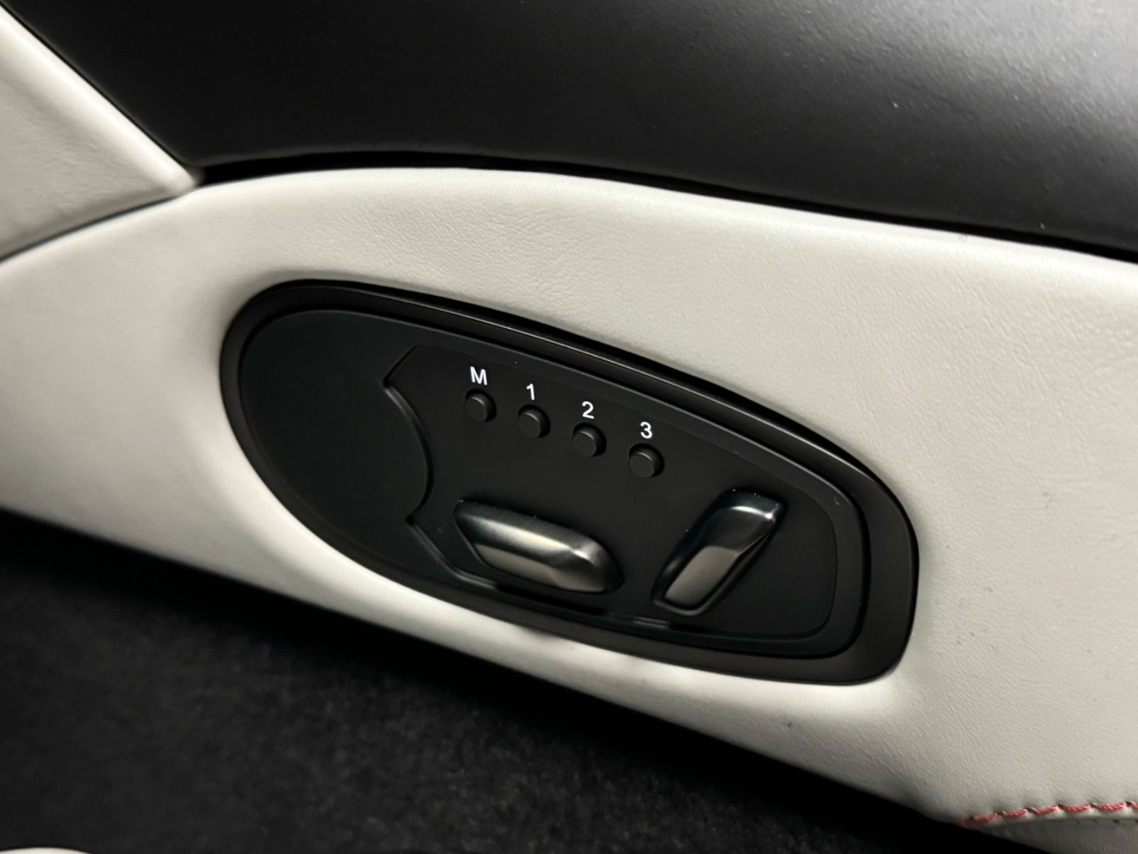 ASTON MARTIN DBS, view 38