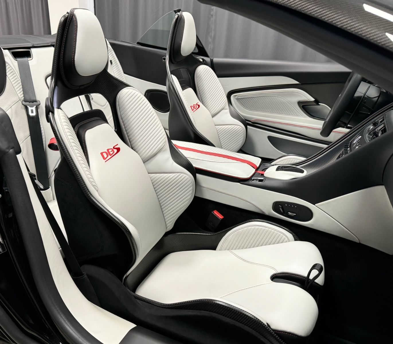 ASTON MARTIN DBS, view 43