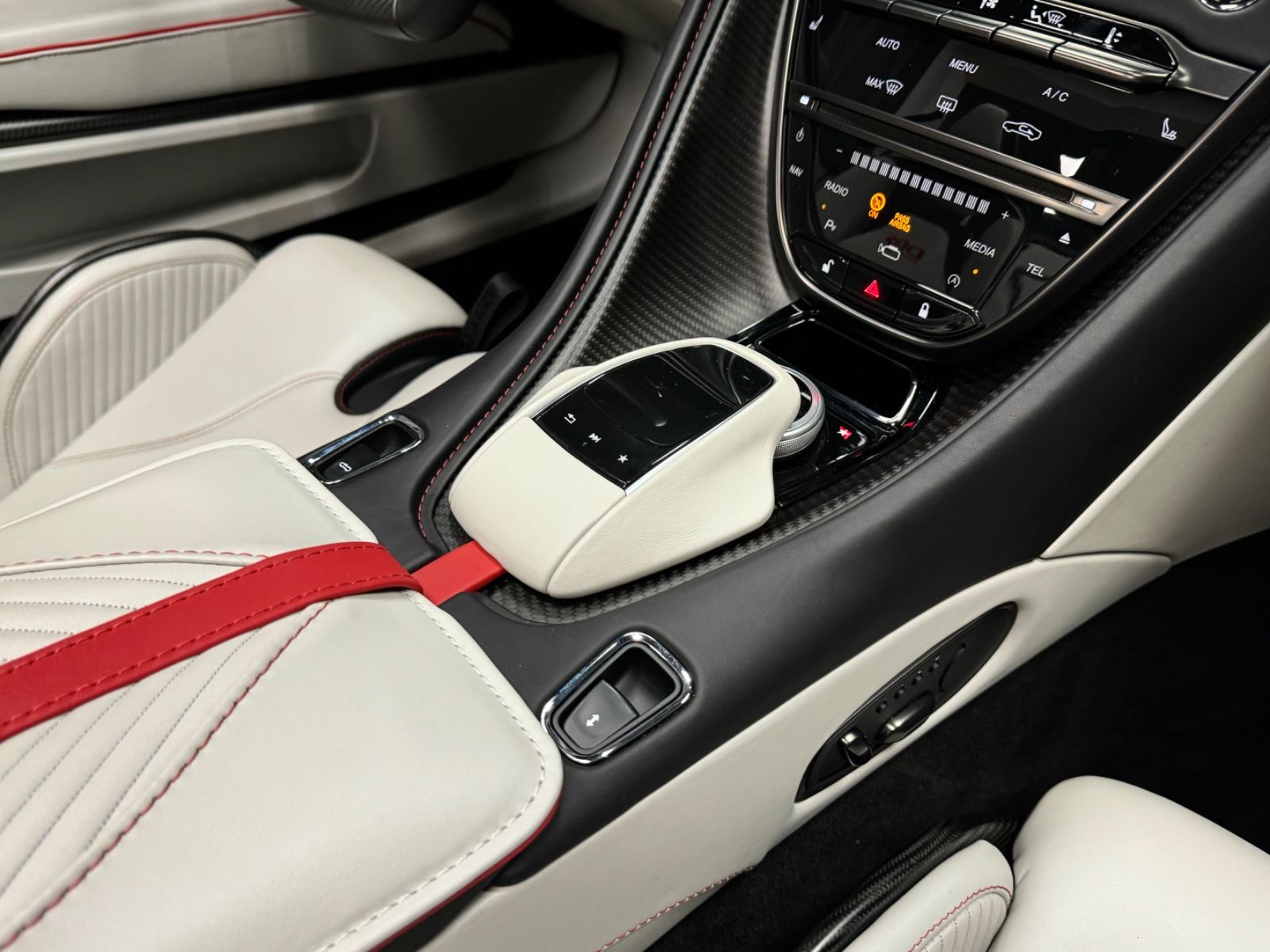 ASTON MARTIN DBS, view 49