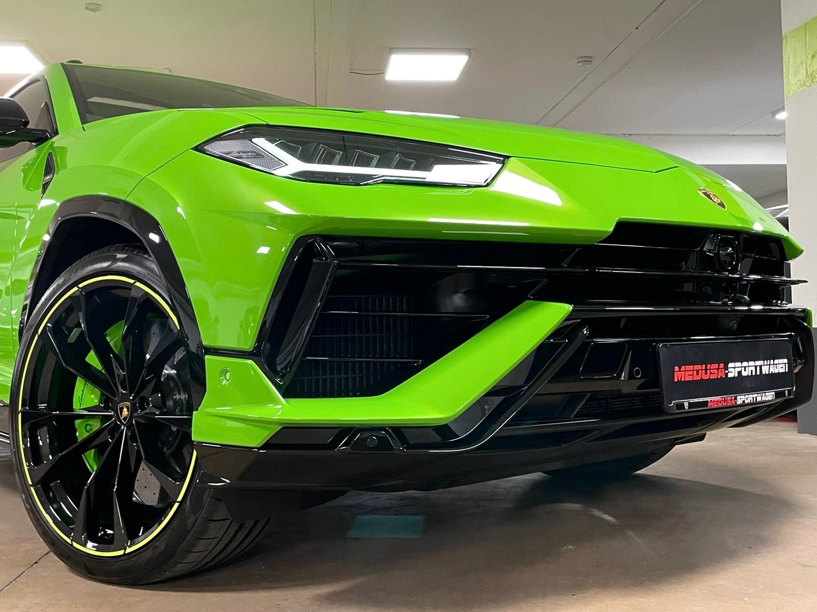 Fahrzeugabbildung Lamborghini URUS S GREEN PEARL BIG CARBON 4SEAT TV FULLOPT!