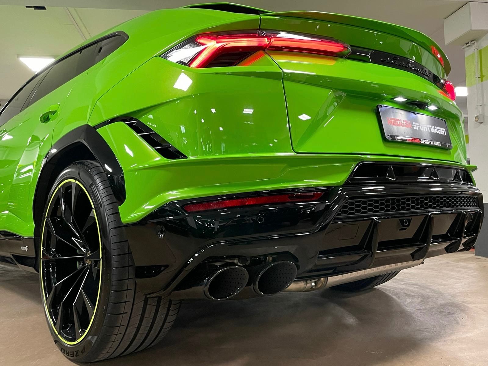 Fahrzeugabbildung Lamborghini URUS S GREEN PEARL BIG CARBON 4SEAT TV FULLOPT!