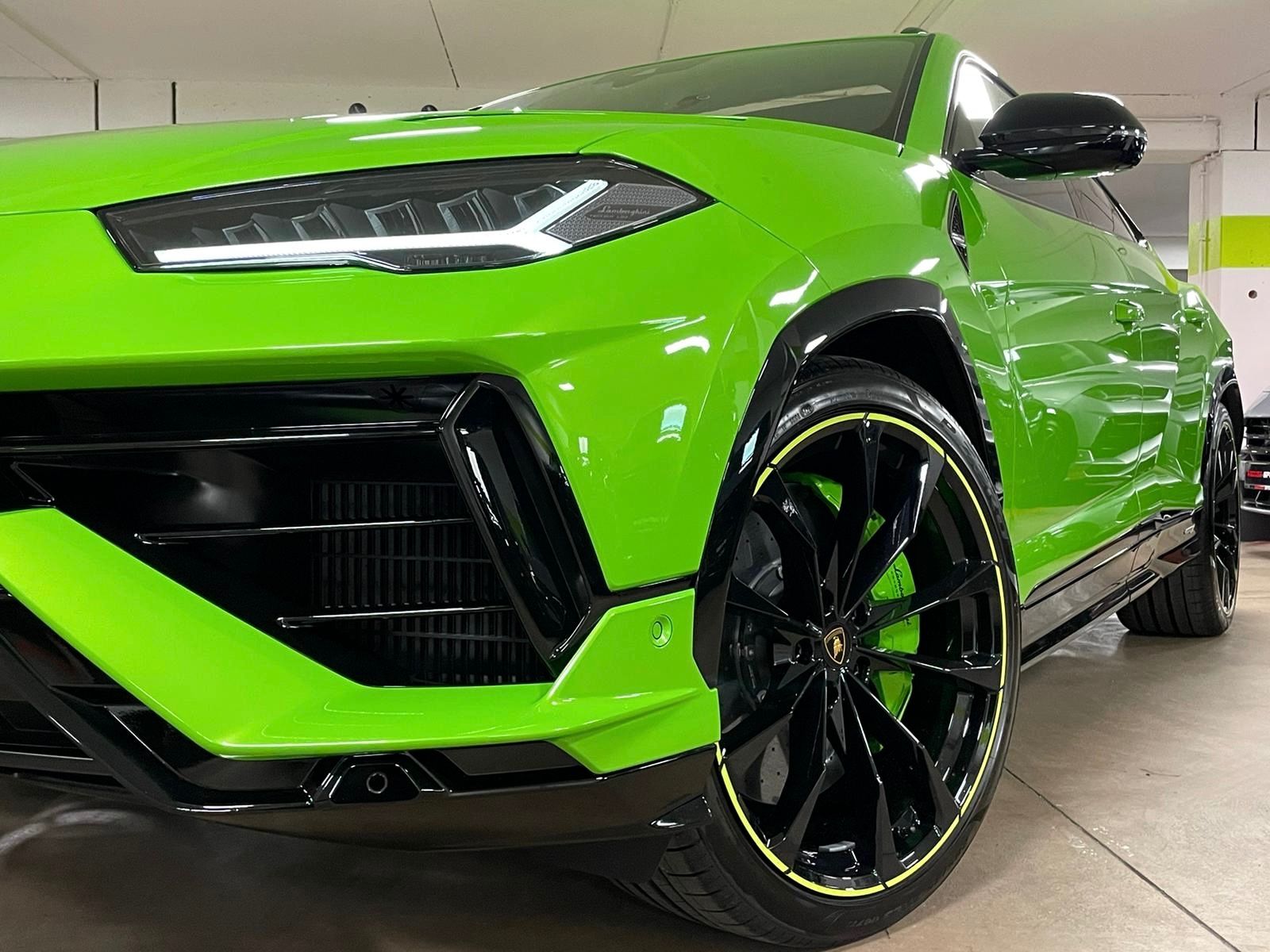 Fahrzeugabbildung Lamborghini URUS S GREEN PEARL BIG CARBON 4SEAT TV FULLOPT!