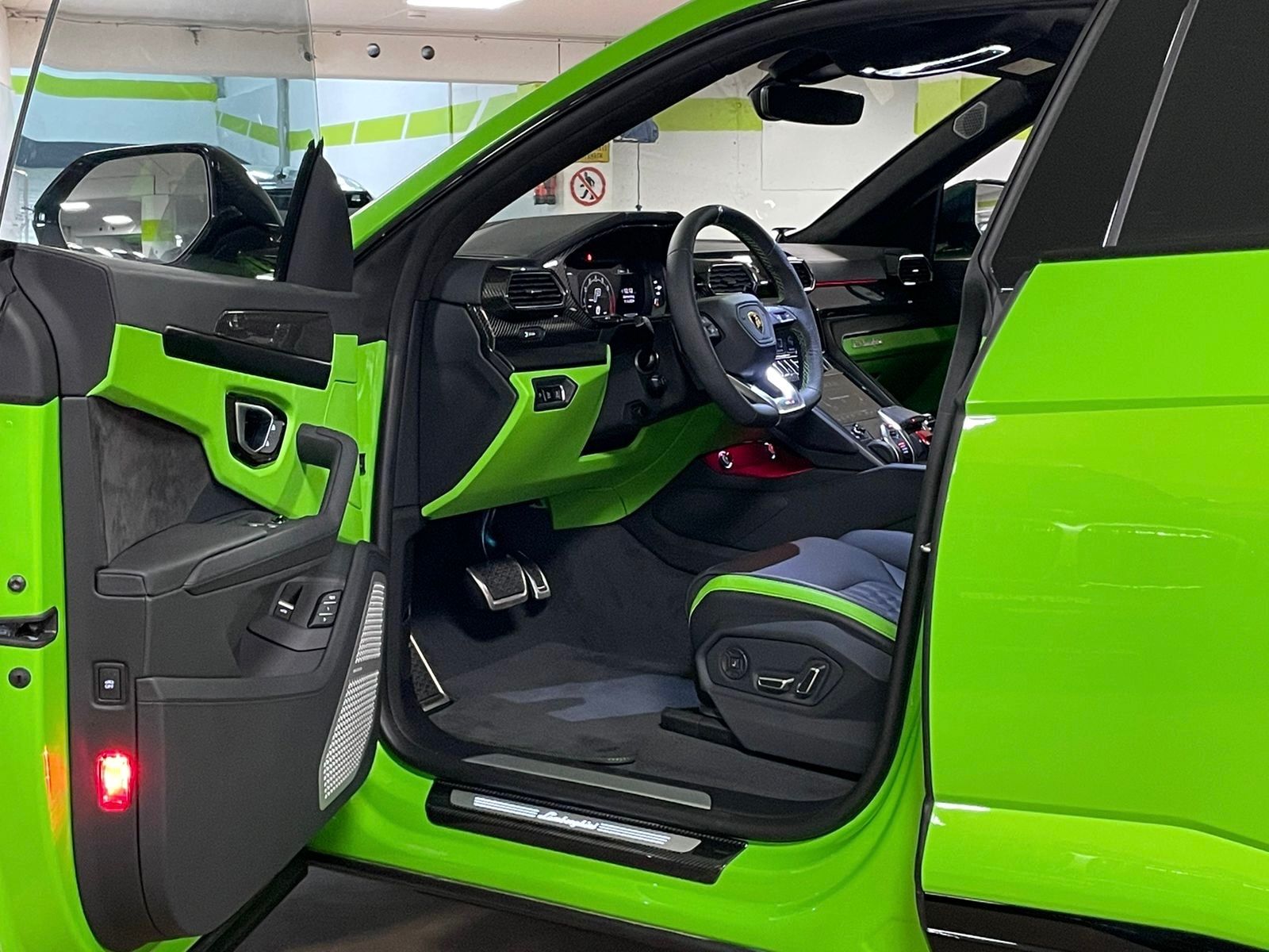 Fahrzeugabbildung Lamborghini URUS S GREEN PEARL BIG CARBON 4SEAT TV FULLOPT!