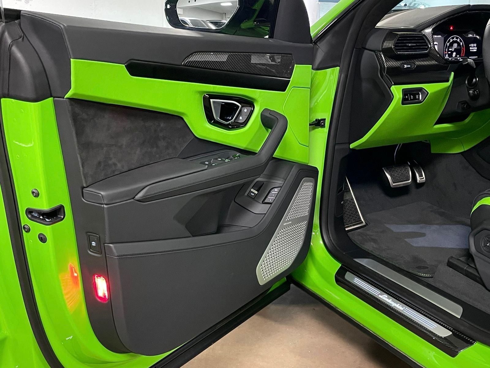 Fahrzeugabbildung Lamborghini URUS S GREEN PEARL BIG CARBON 4SEAT TV FULLOPT!