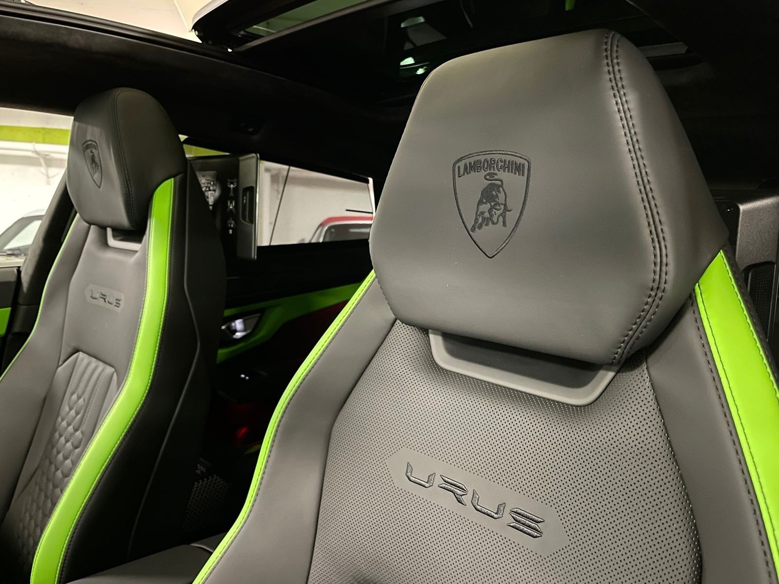 Fahrzeugabbildung Lamborghini URUS S GREEN PEARL BIG CARBON 4SEAT TV FULLOPT!