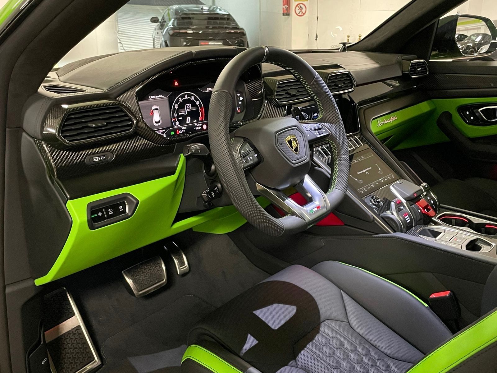 Fahrzeugabbildung Lamborghini URUS S GREEN PEARL BIG CARBON 4SEAT TV FULLOPT!