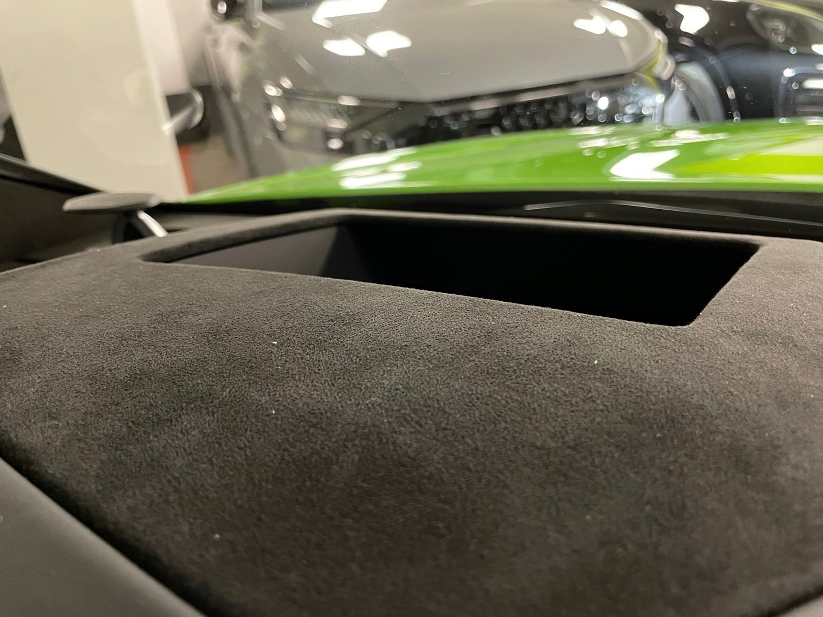 Fahrzeugabbildung Lamborghini URUS S GREEN PEARL BIG CARBON 4SEAT TV FULLOPT!