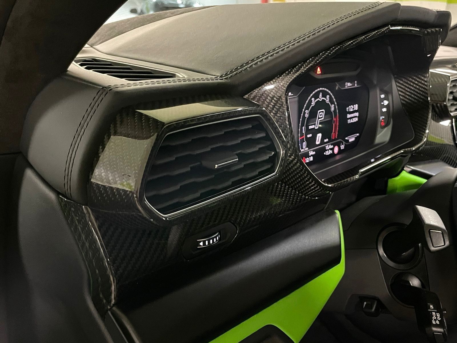 Fahrzeugabbildung Lamborghini URUS S GREEN PEARL BIG CARBON 4SEAT TV FULLOPT!