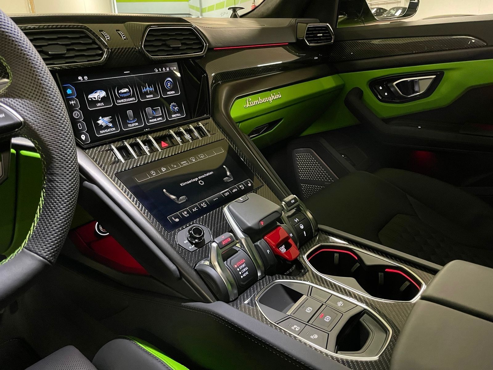 Fahrzeugabbildung Lamborghini URUS S GREEN PEARL BIG CARBON 4SEAT TV FULLOPT!