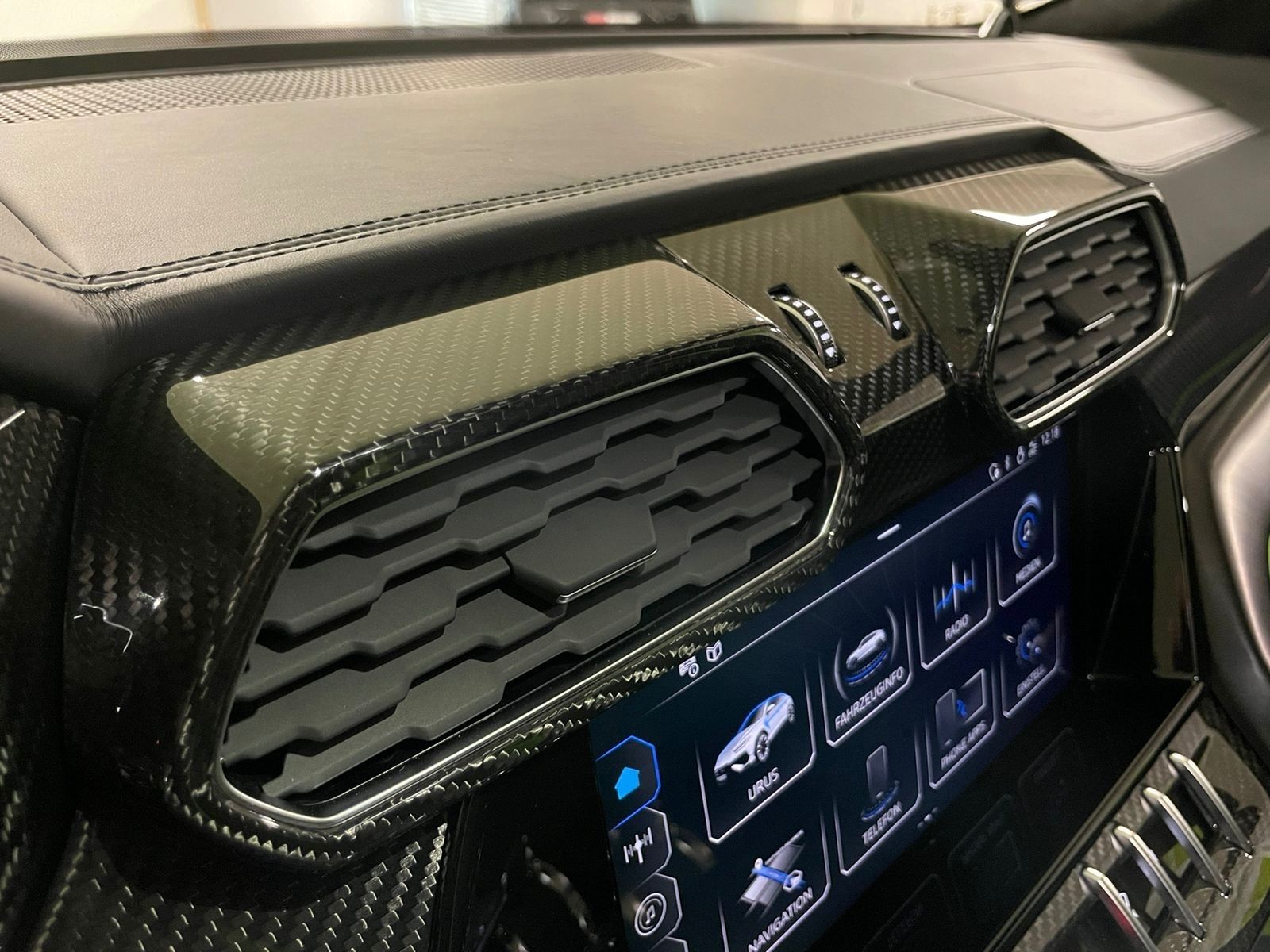 Fahrzeugabbildung Lamborghini URUS S GREEN PEARL BIG CARBON 4SEAT TV FULLOPT!