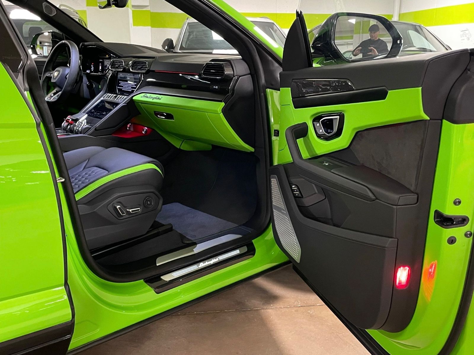 Fahrzeugabbildung Lamborghini URUS S GREEN PEARL BIG CARBON 4SEAT TV FULLOPT!