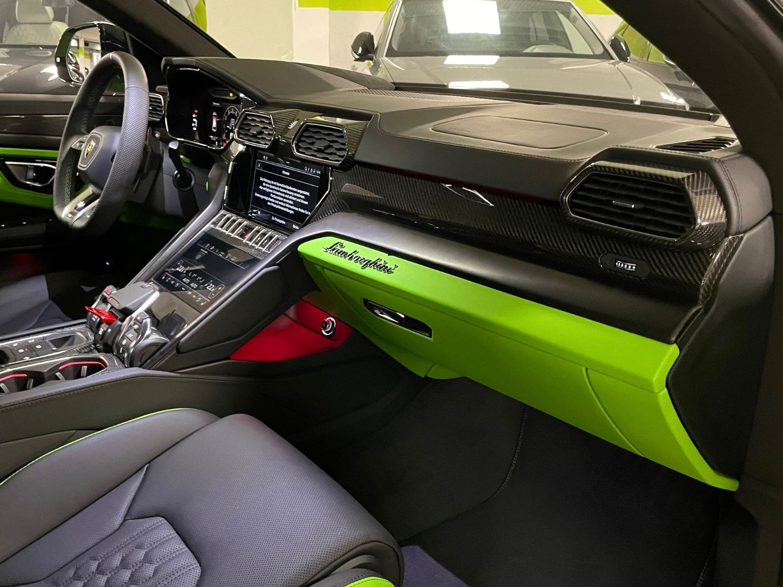 Fahrzeugabbildung Lamborghini URUS S GREEN PEARL BIG CARBON 4SEAT TV FULLOPT!