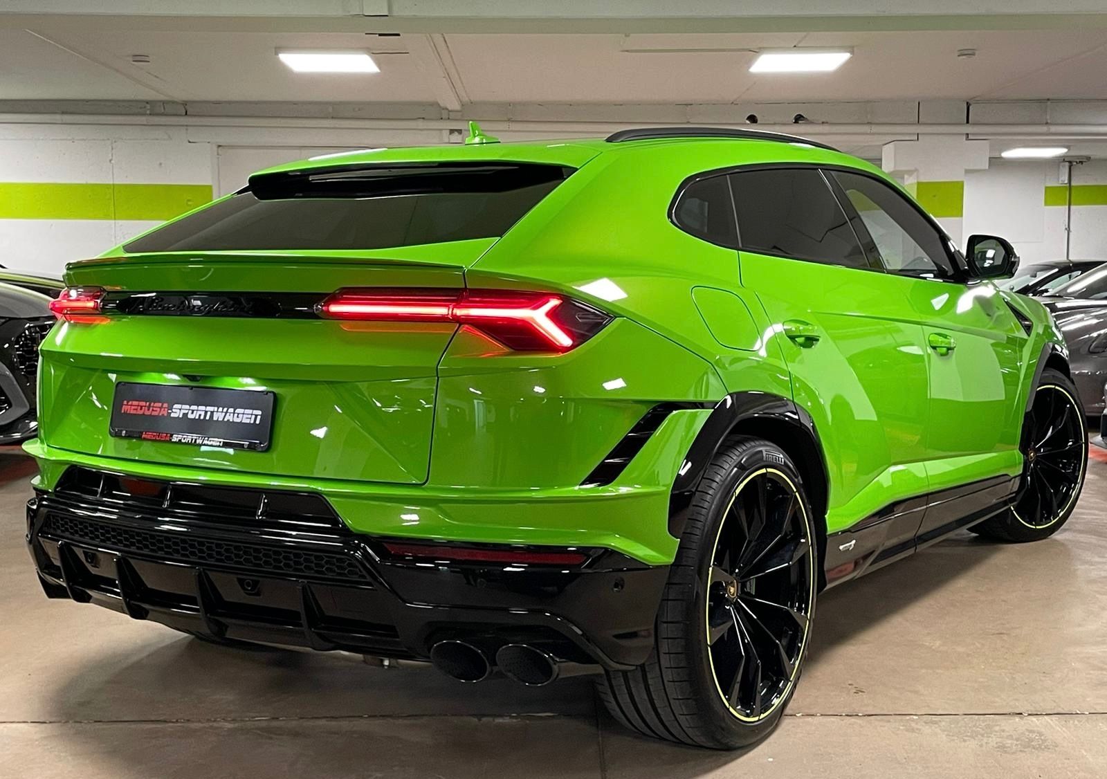 Fahrzeugabbildung Lamborghini URUS S GREEN PEARL BIG CARBON 4SEAT TV FULLOPT!