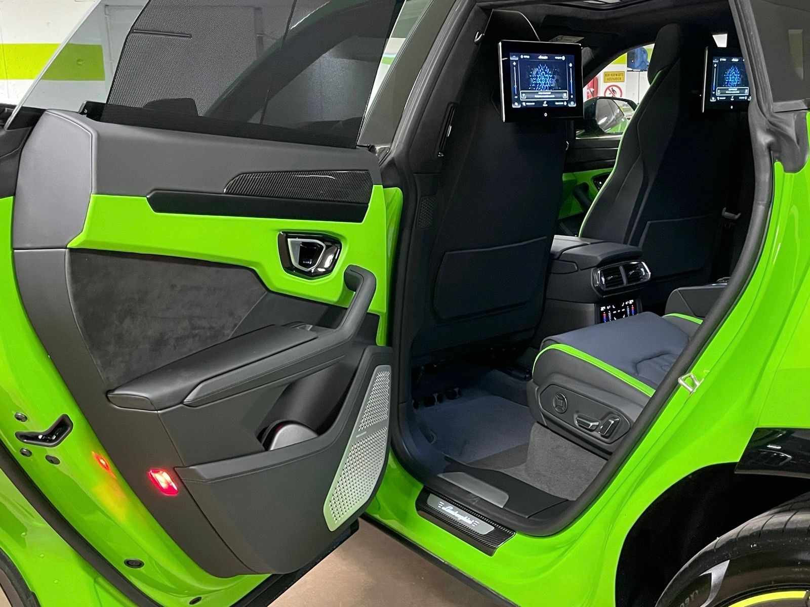 Fahrzeugabbildung Lamborghini URUS S GREEN PEARL BIG CARBON 4SEAT TV FULLOPT!