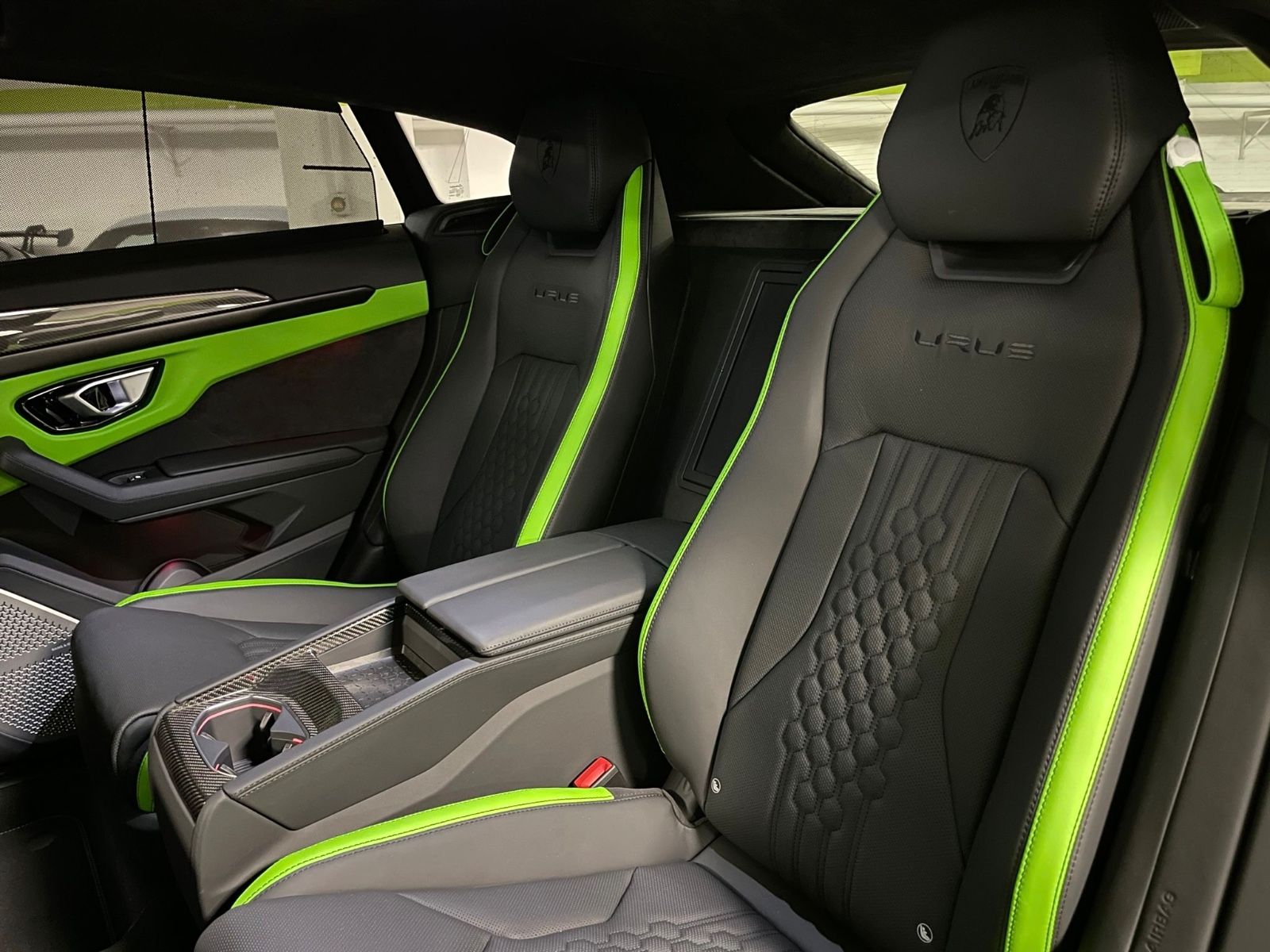 Fahrzeugabbildung Lamborghini URUS S GREEN PEARL BIG CARBON 4SEAT TV FULLOPT!