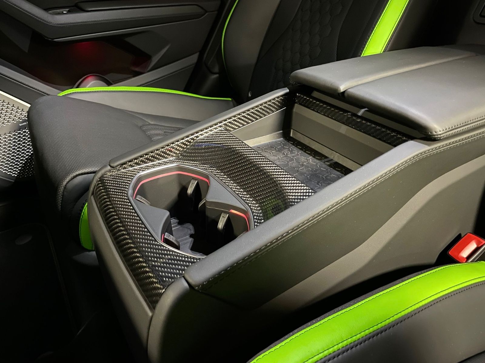 Fahrzeugabbildung Lamborghini URUS S GREEN PEARL BIG CARBON 4SEAT TV FULLOPT!