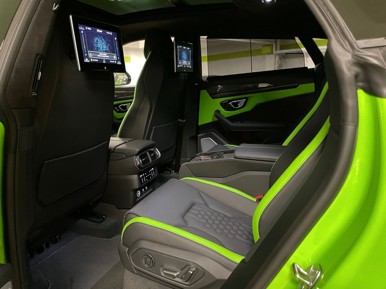 Fahrzeugabbildung Lamborghini URUS S GREEN PEARL BIG CARBON 4SEAT TV FULLOPT!