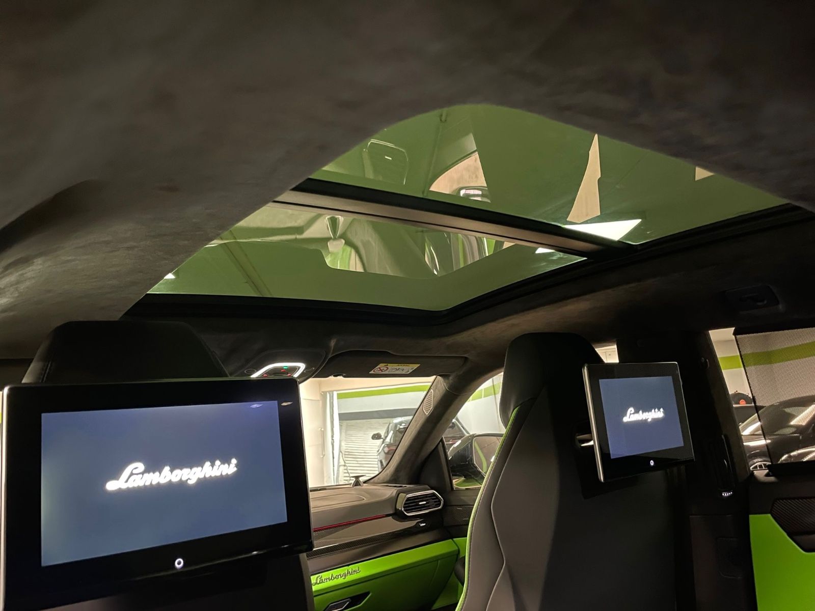 Fahrzeugabbildung Lamborghini URUS S GREEN PEARL BIG CARBON 4SEAT TV FULLOPT!