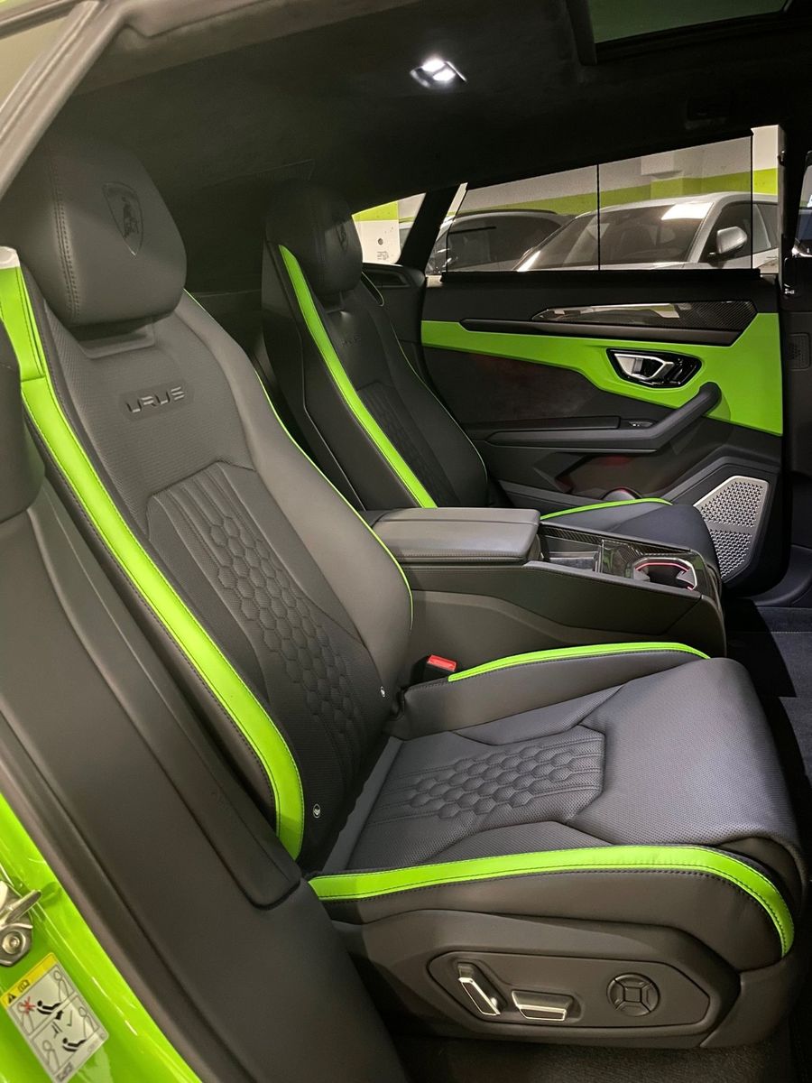 Fahrzeugabbildung Lamborghini URUS S GREEN PEARL BIG CARBON 4SEAT TV FULLOPT!