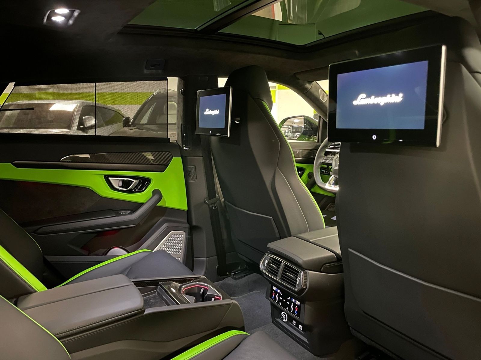 Fahrzeugabbildung Lamborghini URUS S GREEN PEARL BIG CARBON 4SEAT TV FULLOPT!