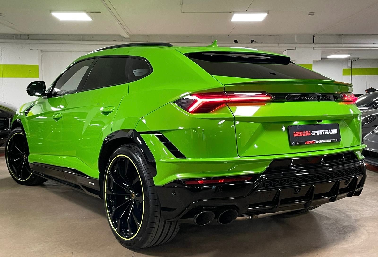 Fahrzeugabbildung Lamborghini URUS S GREEN PEARL BIG CARBON 4SEAT TV FULLOPT!