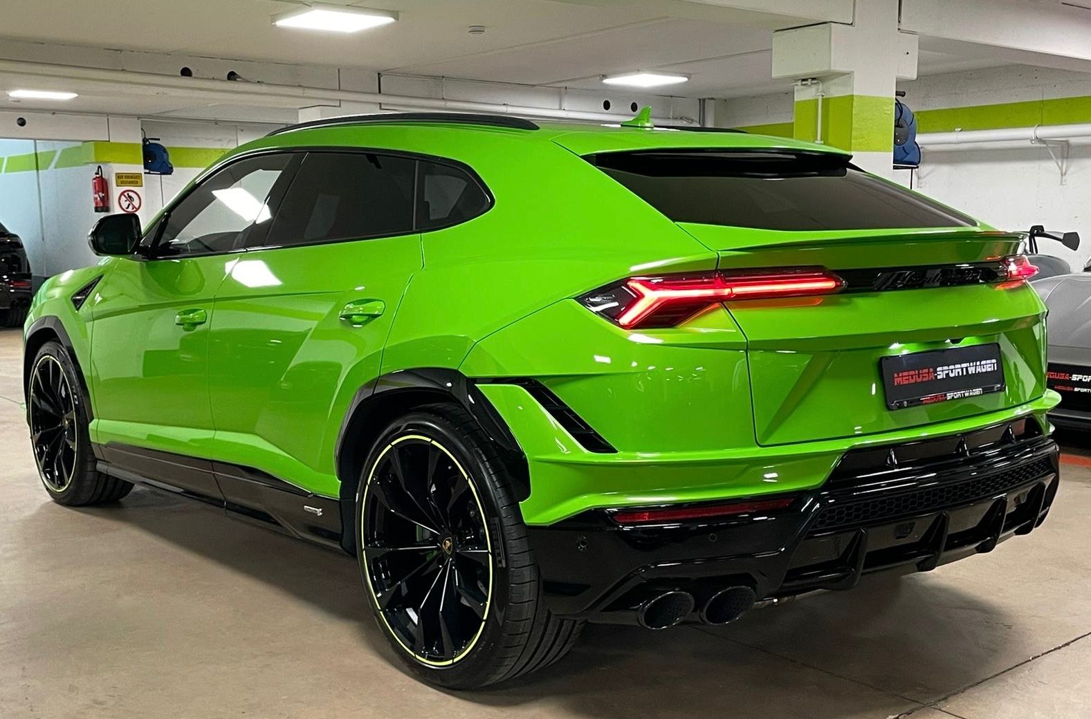 Fahrzeugabbildung Lamborghini URUS S GREEN PEARL BIG CARBON 4SEAT TV FULLOPT!