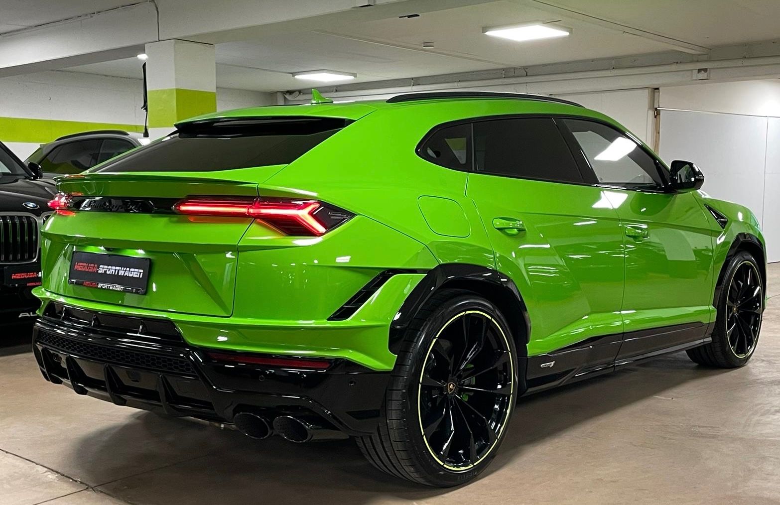 Fahrzeugabbildung Lamborghini URUS S GREEN PEARL BIG CARBON 4SEAT TV FULLOPT!