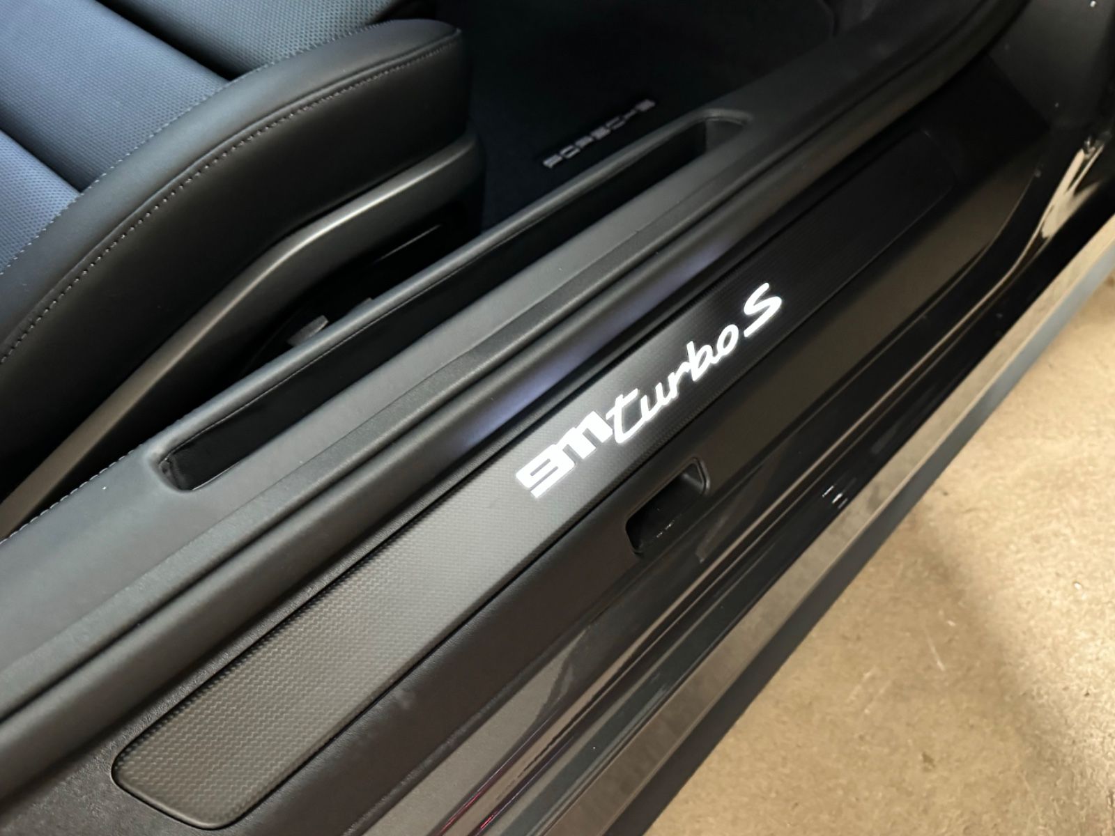 Fahrzeugabbildung Porsche 911 TURBO S CABRIO CARBON BURMESTER LIFT FULLOPT