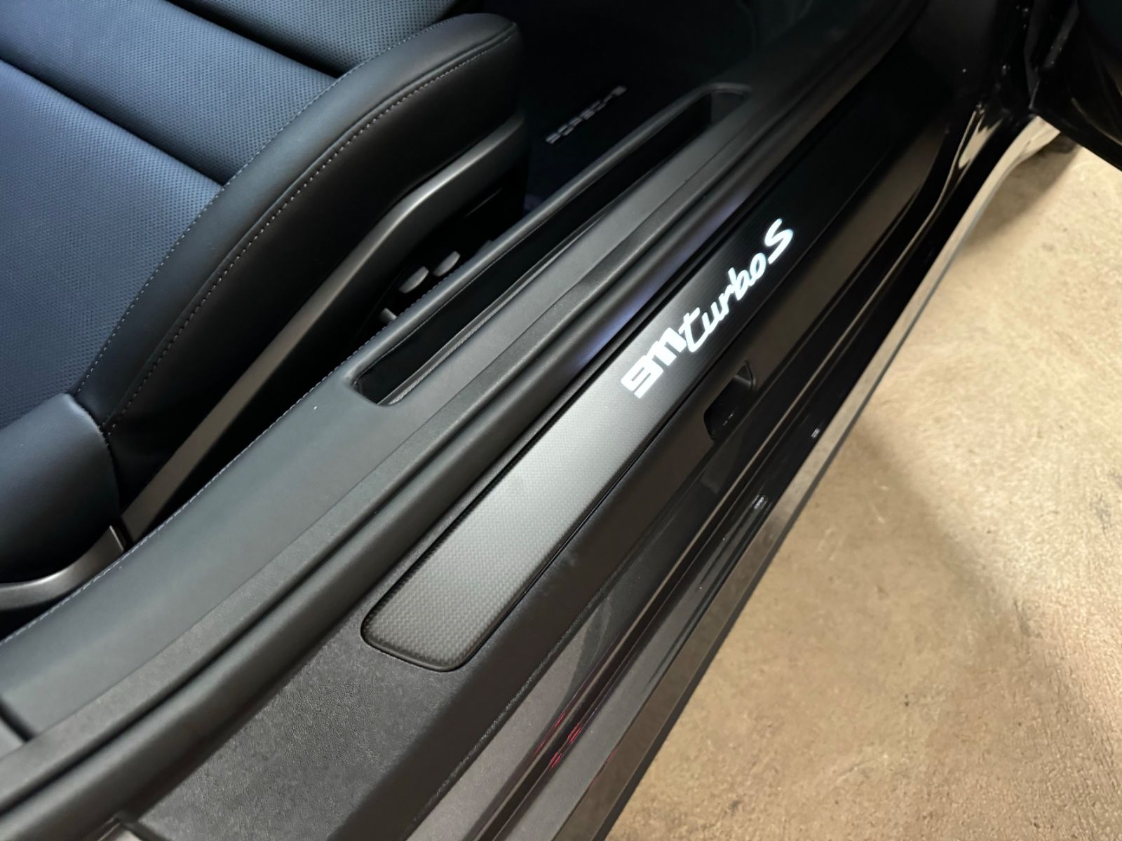 Fahrzeugabbildung Porsche 911 TURBO S CABRIO CARBON BURMESTER LIFT FULLOPT