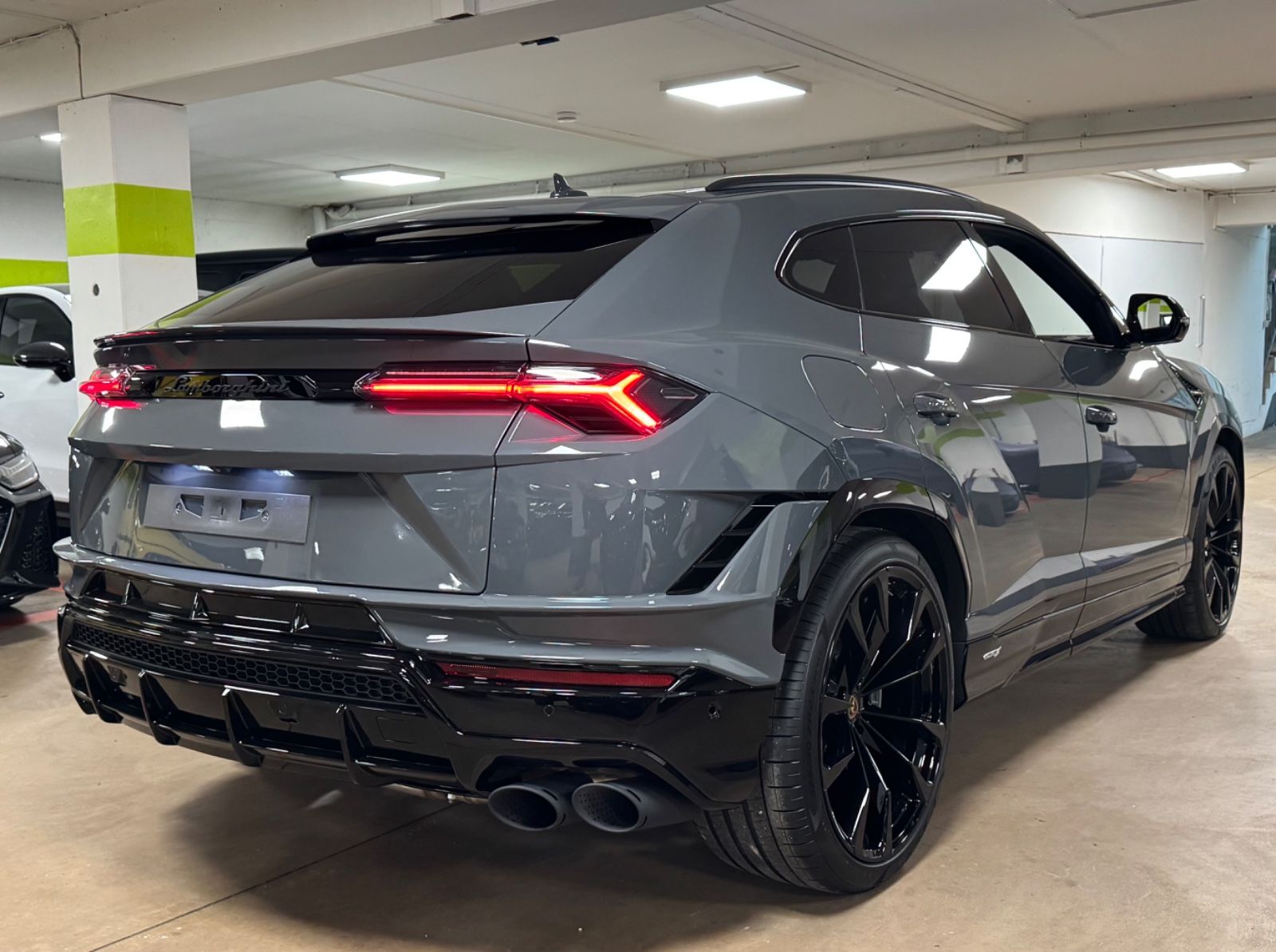 Fahrzeugabbildung Lamborghini URUS S GRIGIO TELESTO CARBON B&O MASSAGE 25 FULL