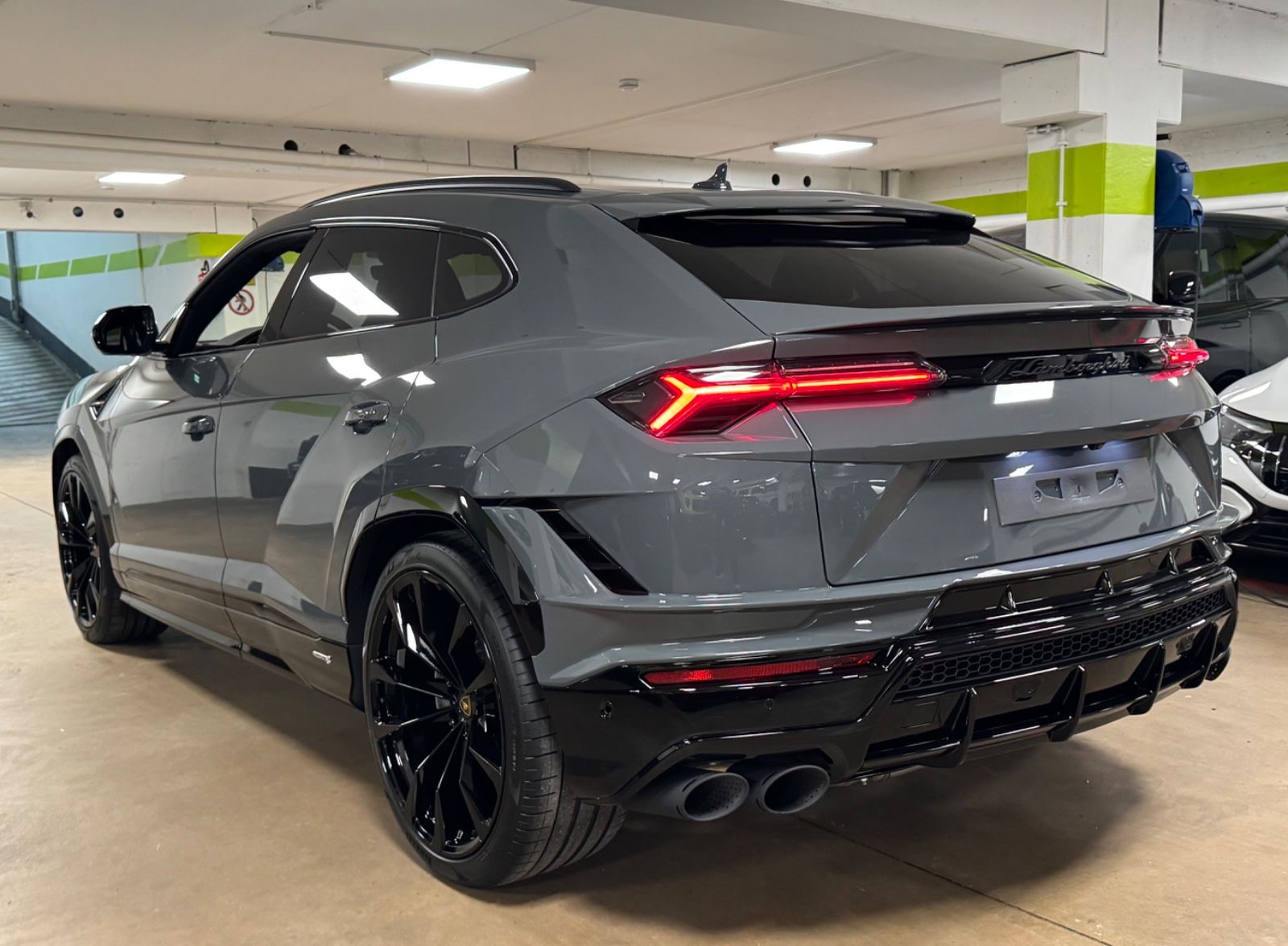 Fahrzeugabbildung Lamborghini URUS S GRIGIO TELESTO CARBON B&O MASSAGE 25 FULL