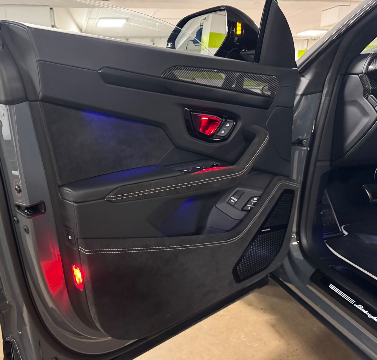 Fahrzeugabbildung Lamborghini URUS S GRIGIO TELESTO CARBON B&O MASSAGE 25 FULL