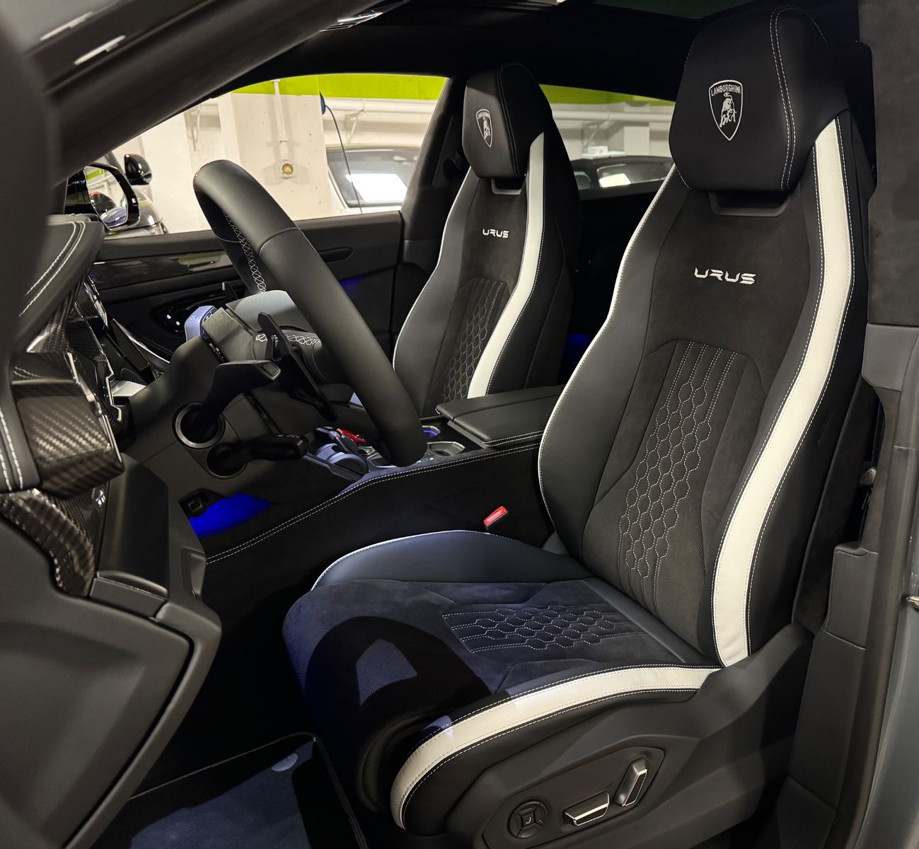 Fahrzeugabbildung Lamborghini URUS S GRIGIO TELESTO CARBON B&O MASSAGE 25 FULL
