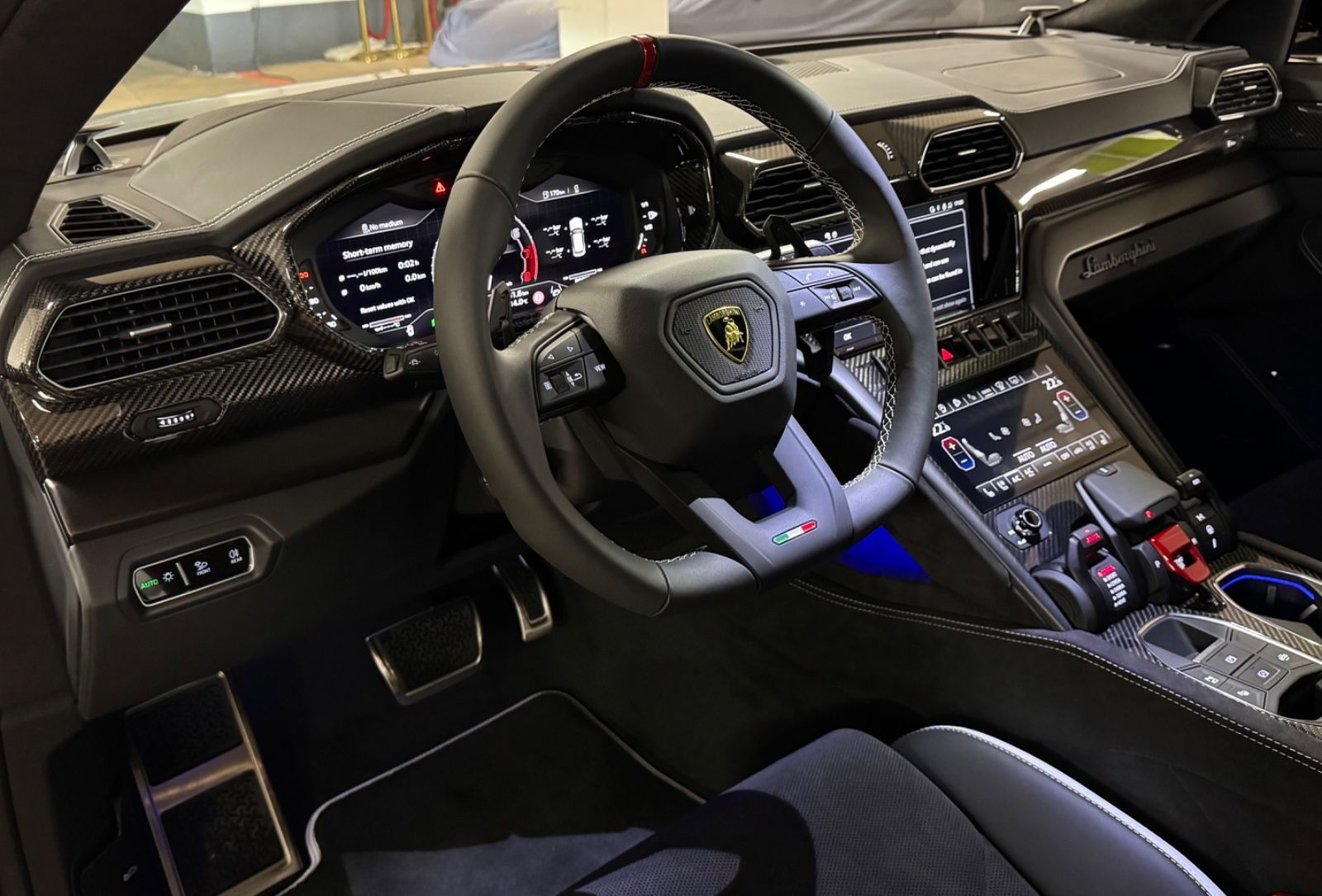 Fahrzeugabbildung Lamborghini URUS S GRIGIO TELESTO CARBON B&O MASSAGE 25 FULL