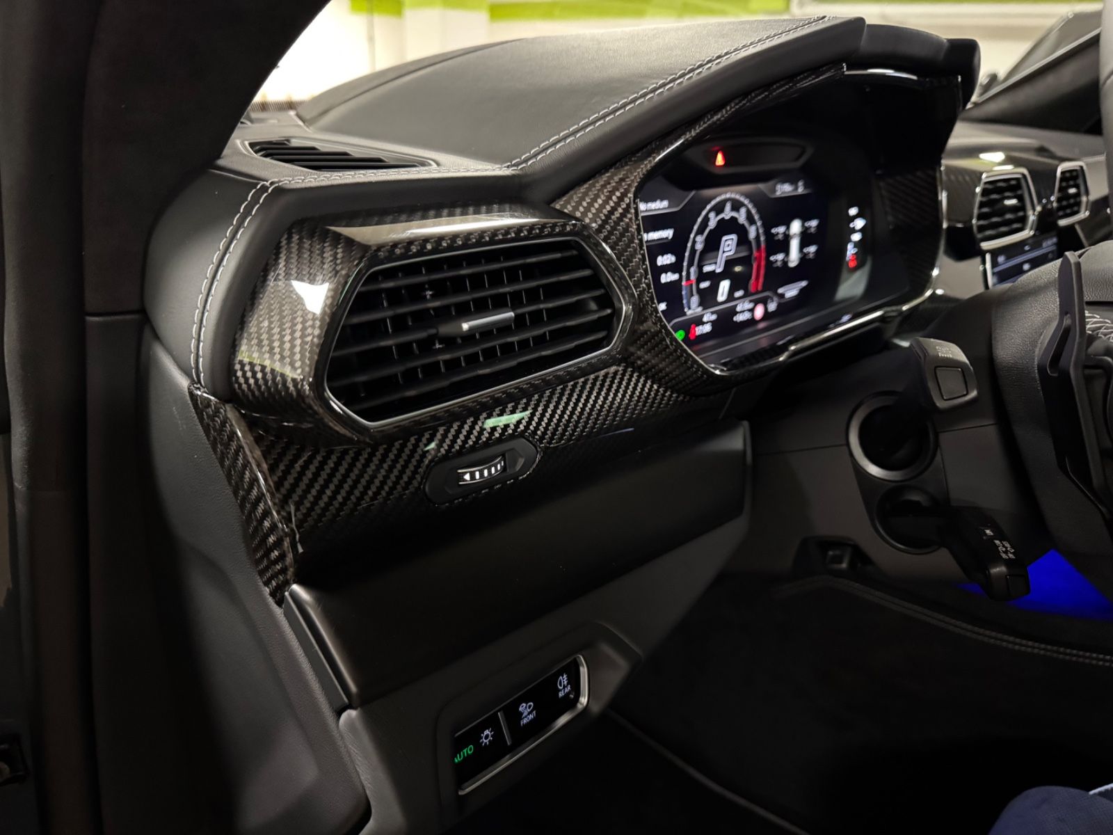 Fahrzeugabbildung Lamborghini URUS S GRIGIO TELESTO CARBON B&O MASSAGE 25 FULL