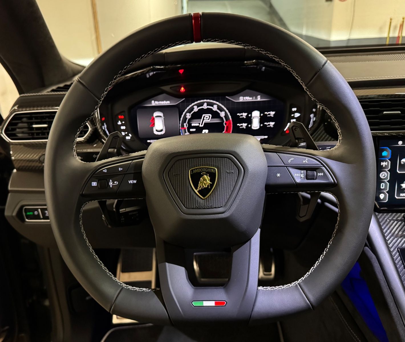 Fahrzeugabbildung Lamborghini URUS S GRIGIO TELESTO CARBON B&O MASSAGE 25 FULL