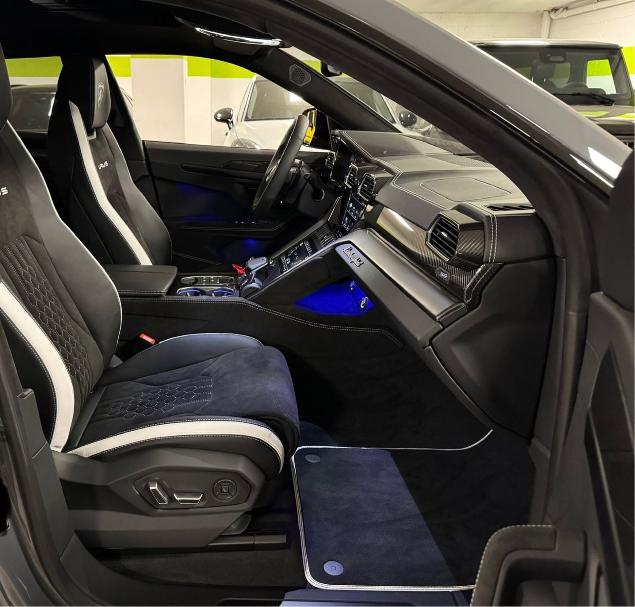 Fahrzeugabbildung Lamborghini URUS S GRIGIO TELESTO CARBON B&O MASSAGE 25 FULL