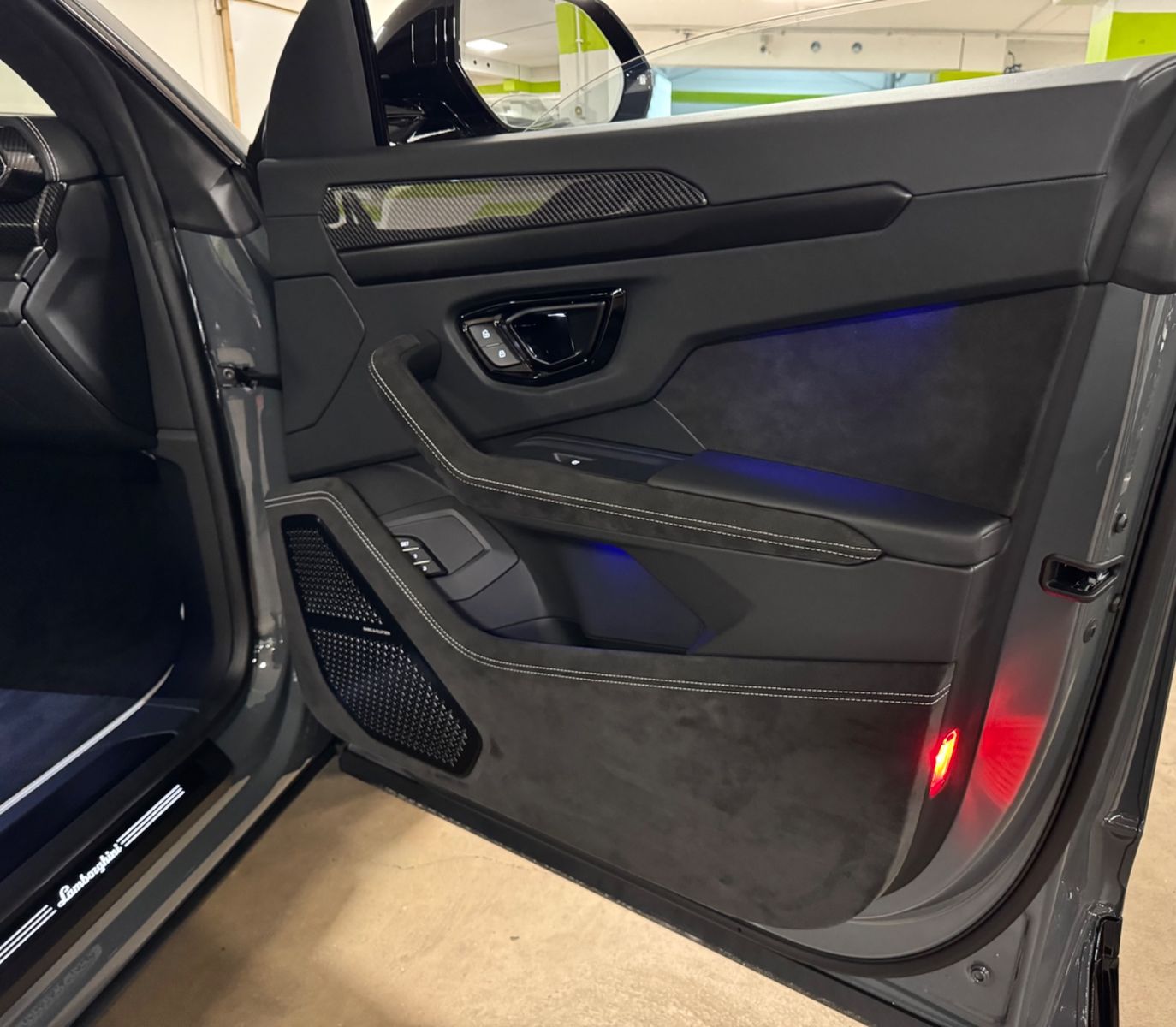 Fahrzeugabbildung Lamborghini URUS S GRIGIO TELESTO CARBON B&O MASSAGE 25 FULL