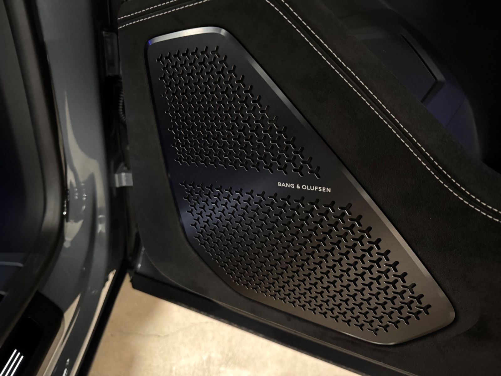 Fahrzeugabbildung Lamborghini URUS S GRIGIO TELESTO CARBON B&O MASSAGE 25 FULL