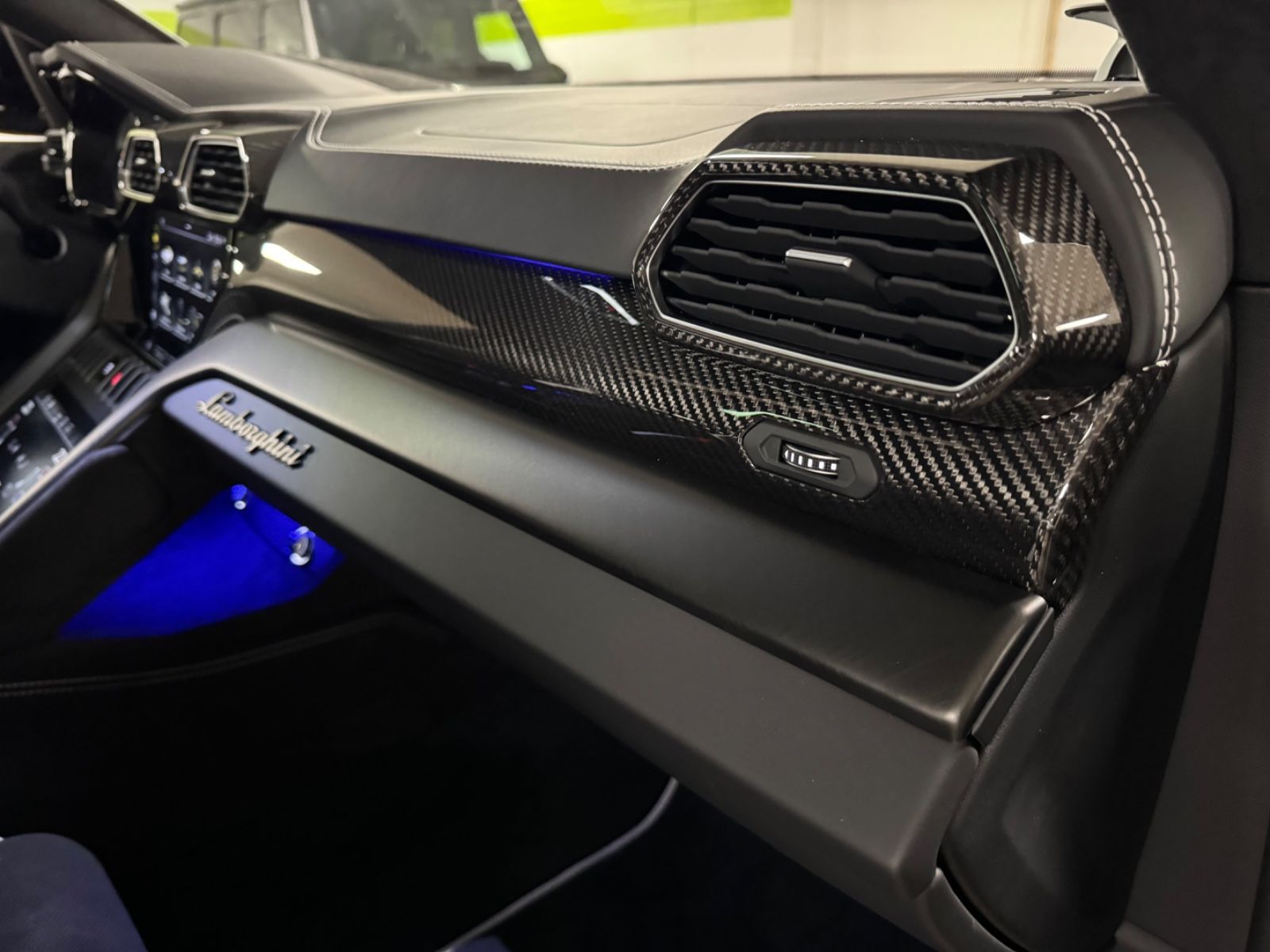 Fahrzeugabbildung Lamborghini URUS S GRIGIO TELESTO CARBON B&O MASSAGE 25 FULL