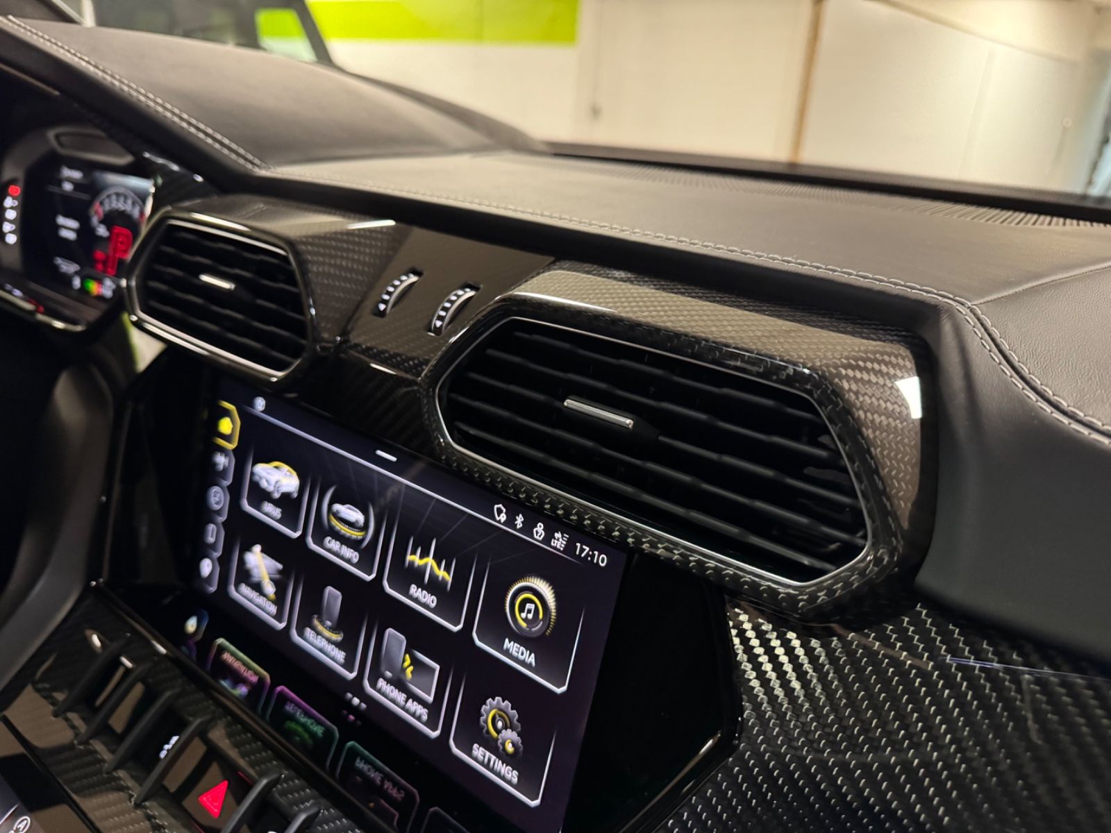 Fahrzeugabbildung Lamborghini URUS S GRIGIO TELESTO CARBON B&O MASSAGE 25 FULL