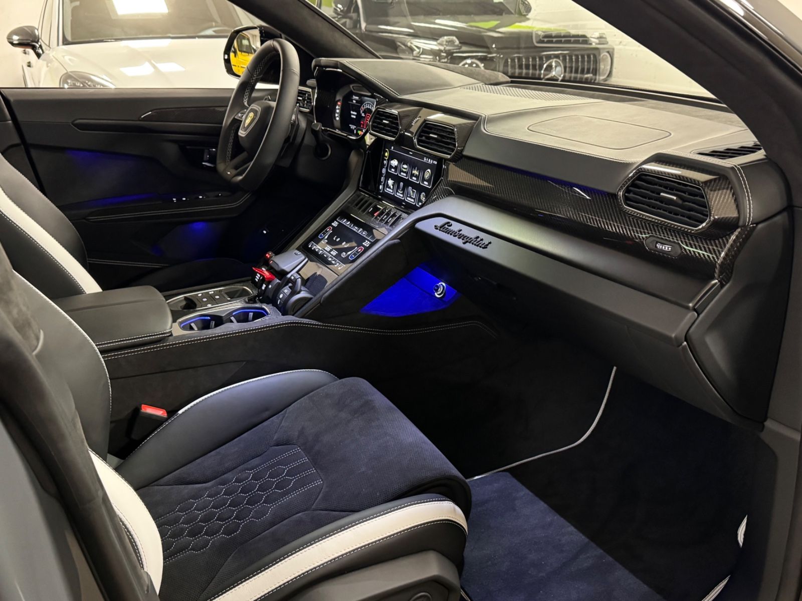 Fahrzeugabbildung Lamborghini URUS S GRIGIO TELESTO CARBON B&O MASSAGE 25 FULL