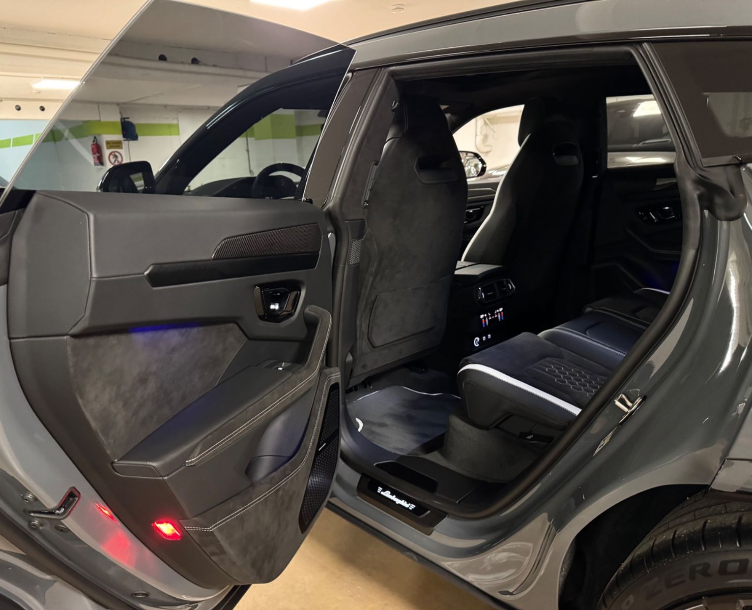 Fahrzeugabbildung Lamborghini URUS S GRIGIO TELESTO CARBON B&O MASSAGE 25 FULL