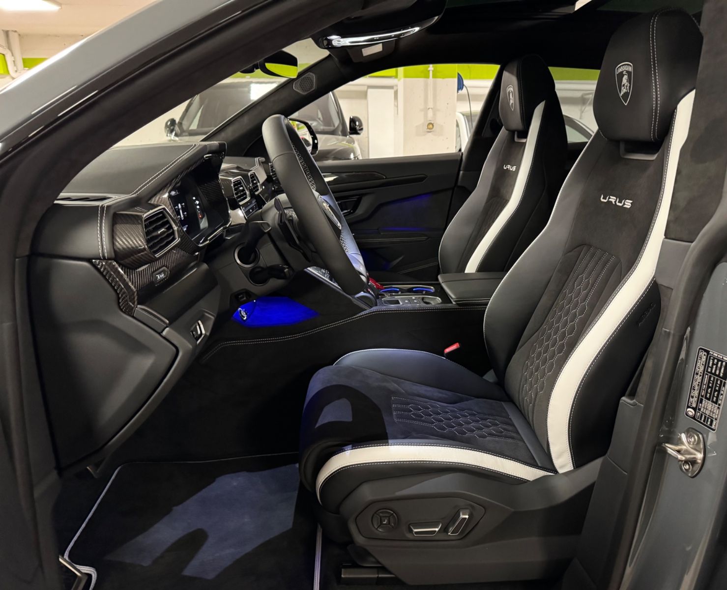Fahrzeugabbildung Lamborghini URUS S GRIGIO TELESTO CARBON B&O MASSAGE 25 FULL