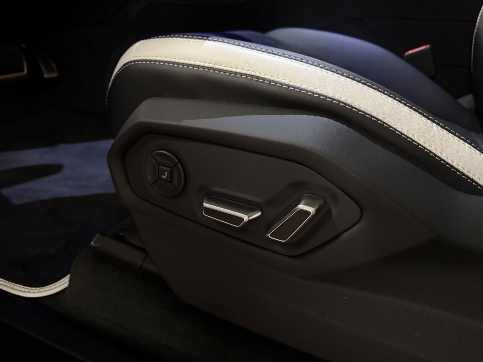 Fahrzeugabbildung Lamborghini URUS S GRIGIO TELESTO CARBON B&O MASSAGE 25 FULL