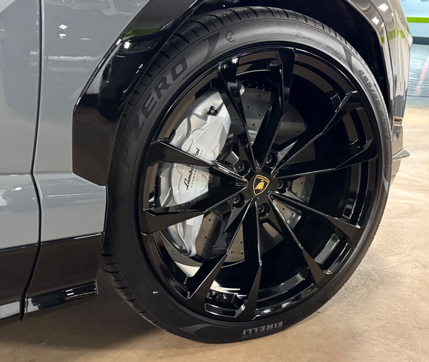 Fahrzeugabbildung Lamborghini URUS S GRIGIO TELESTO CARBON B&O MASSAGE 25 FULL