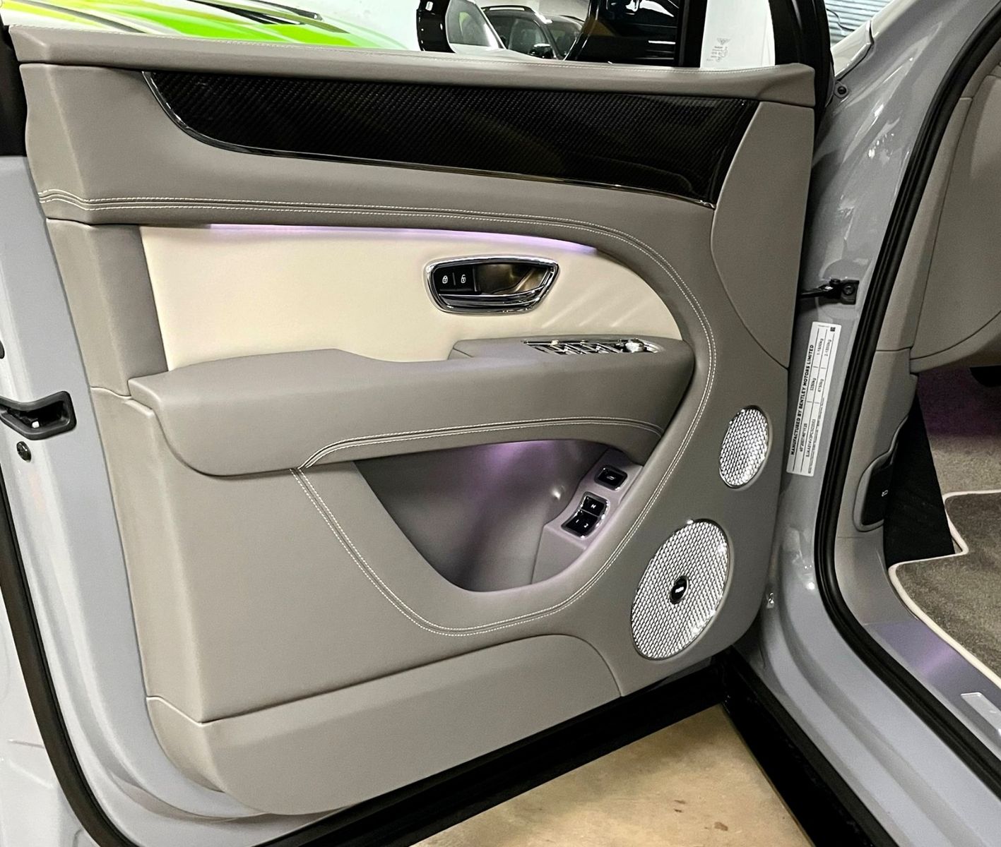 Fahrzeugabbildung Bentley BENTAYGA V8 S CARBON NAIM MASSAGE PANO FULL!