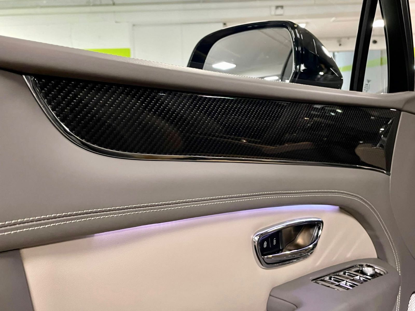 Fahrzeugabbildung Bentley BENTAYGA V8 S CARBON NAIM MASSAGE PANO FULL!