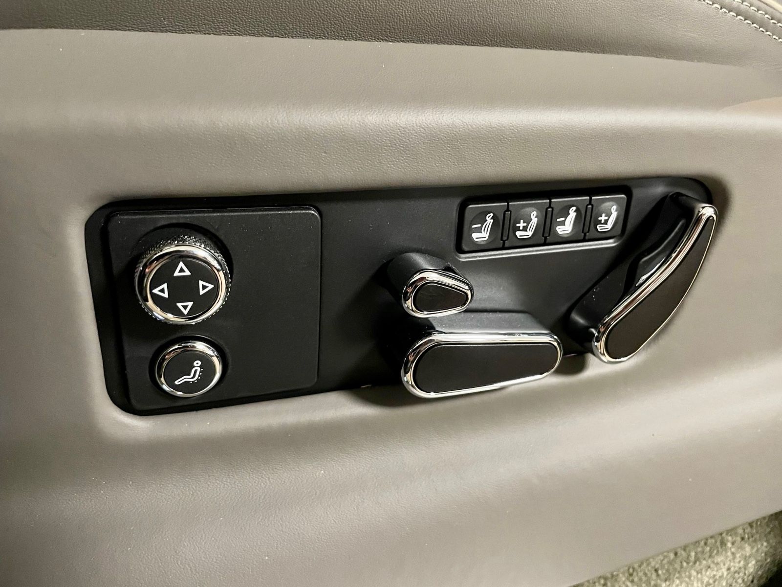 Fahrzeugabbildung Bentley BENTAYGA V8 S CARBON NAIM MASSAGE PANO FULL!